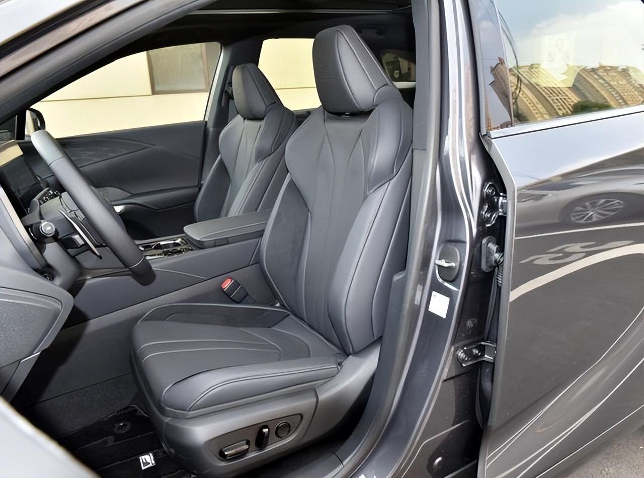 日系豪華SUV,車長4890mm,2.0T四缸+8AT+全輪驅(qū)動,起步247馬力