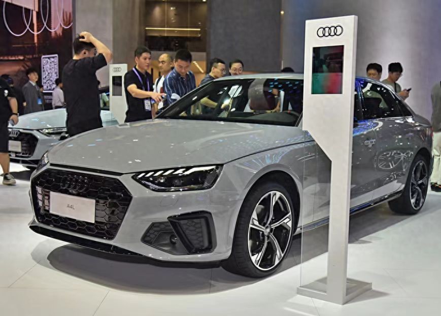 即將上市的2025款奧迪A4L,新增三區(qū)恒溫空調(diào),配S-LINE外觀套件